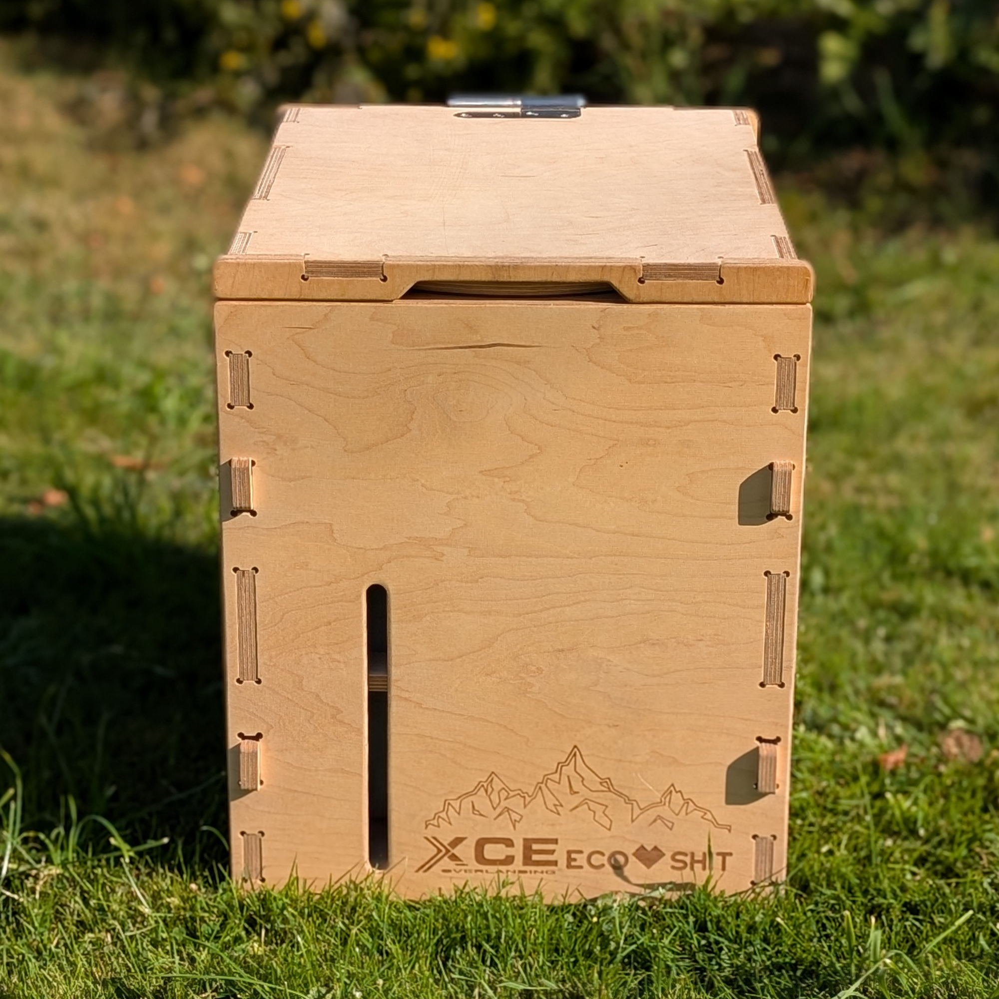 XCE Overlanding Trockentrenntoilette aus Holz – Werkzeugloser Bausatz Made in Germany