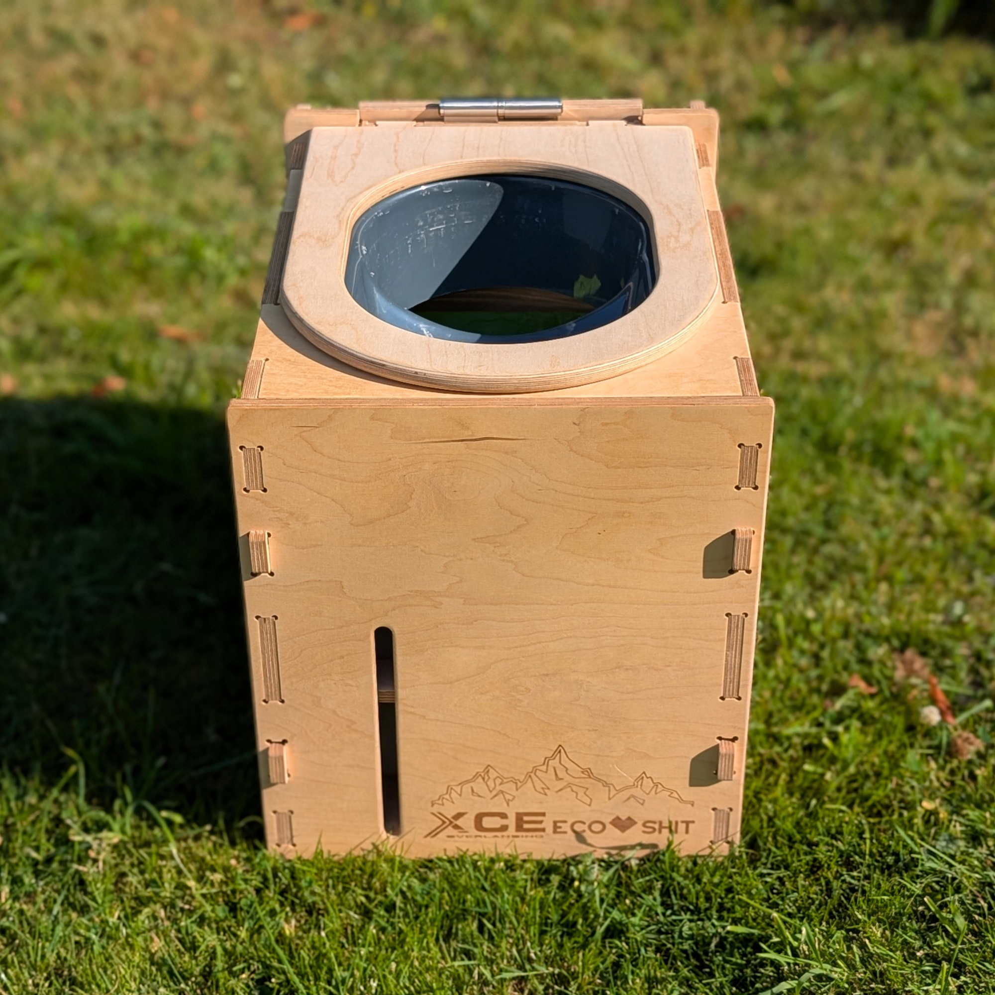 XCE Overlanding Trockentrenntoilette aus Holz – Werkzeugloser Bausatz Made in Germany