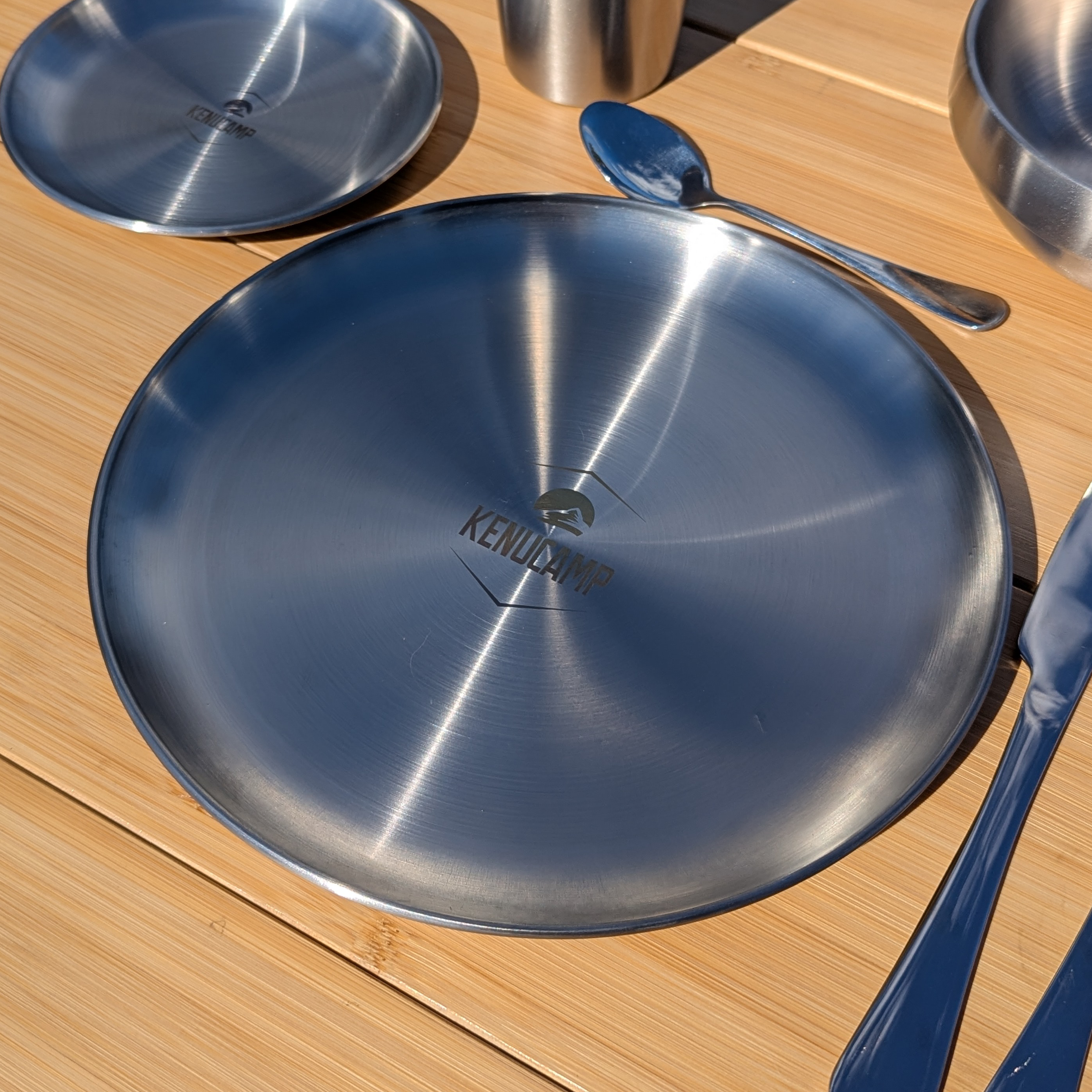 Kenucamp - Eleganter, gebürsteter Edelstahl Essteller – 23 cm