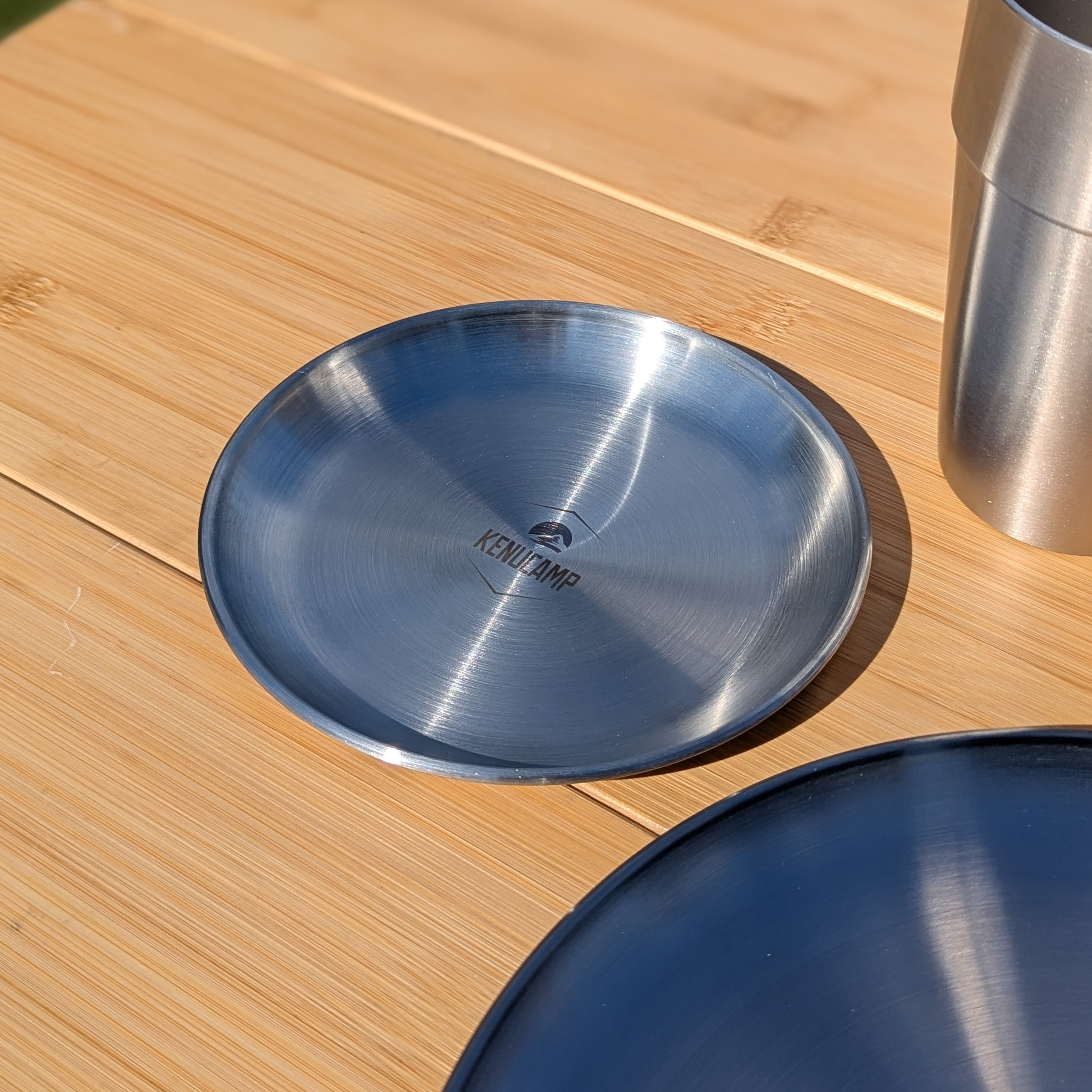 Kenucamp - Praktischer Snackteller aus Edelstahl für Camper – 14 cm