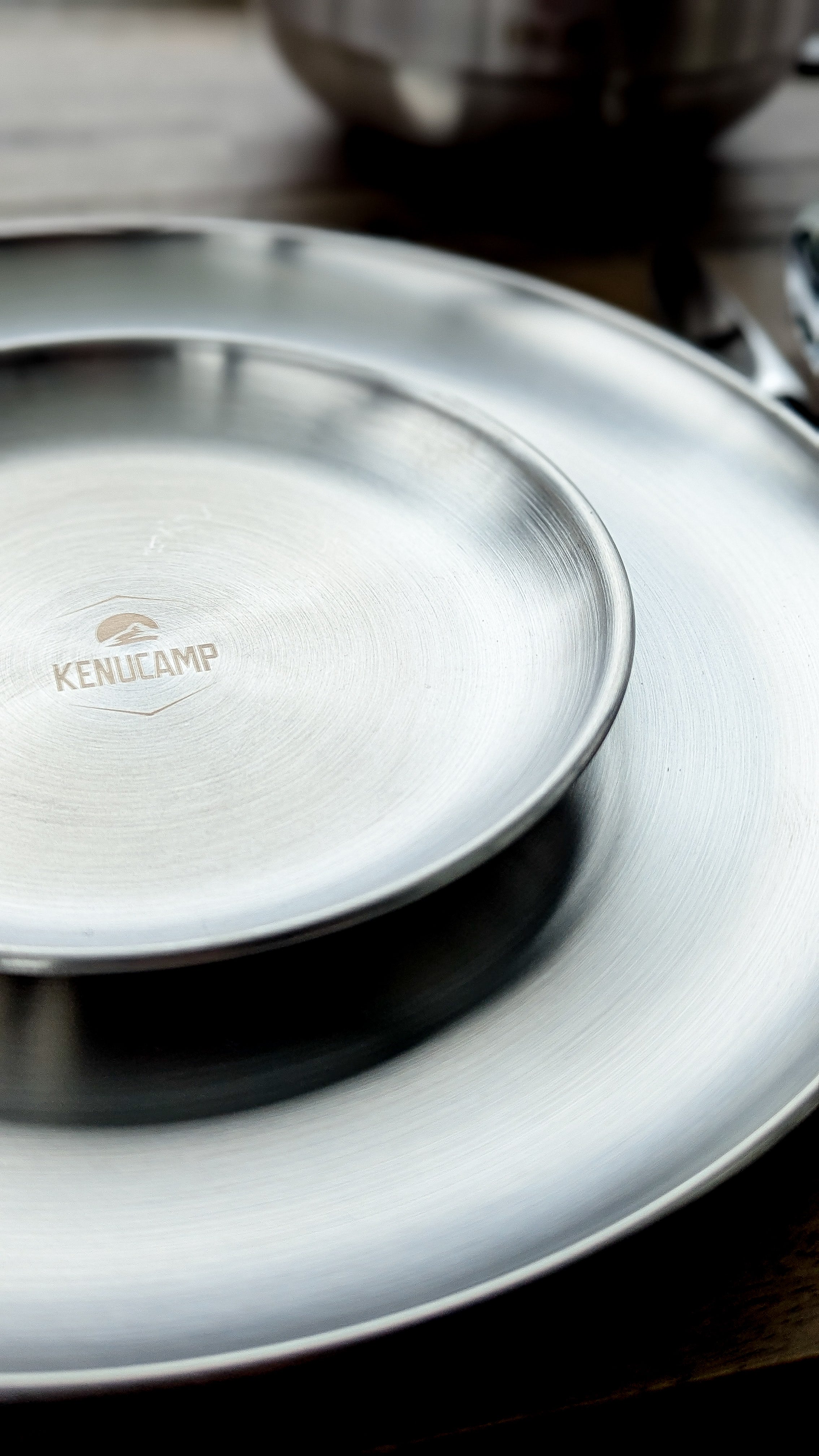 Kenucamp - Praktischer Snackteller aus Edelstahl für Camper – 14 cm